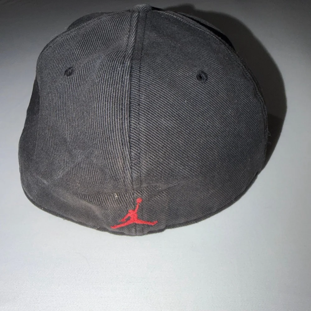 Nike Air Jordan Vintage Fitted Hat 7 3/8 Black Red Metal Jumpman Cap Bred Retro